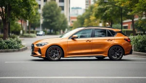 新車リースの楽しさを体験する若いカップルの微笑み。