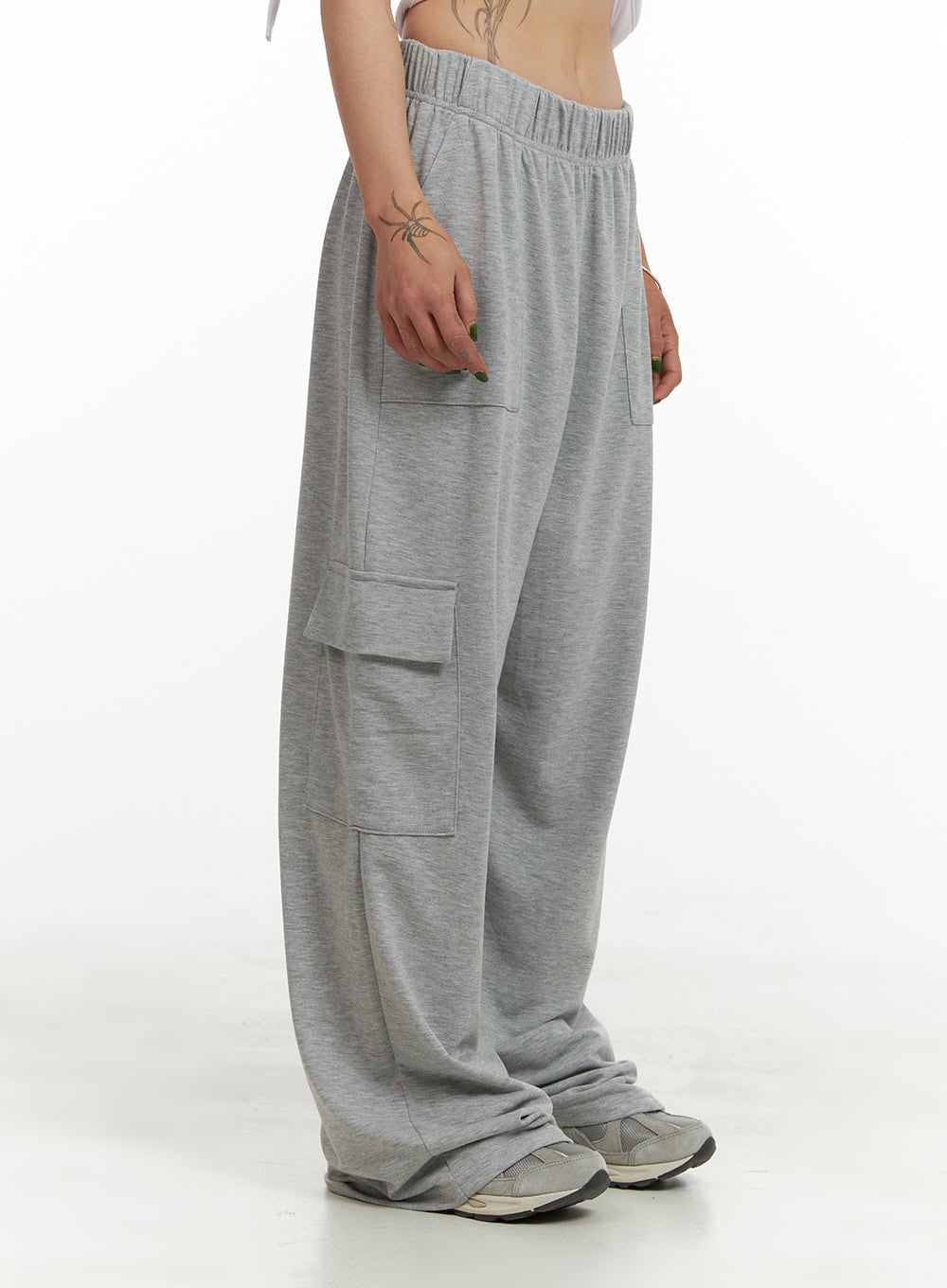 Pairing Oversized Sweatpants with Hoodies for a Trendy Look